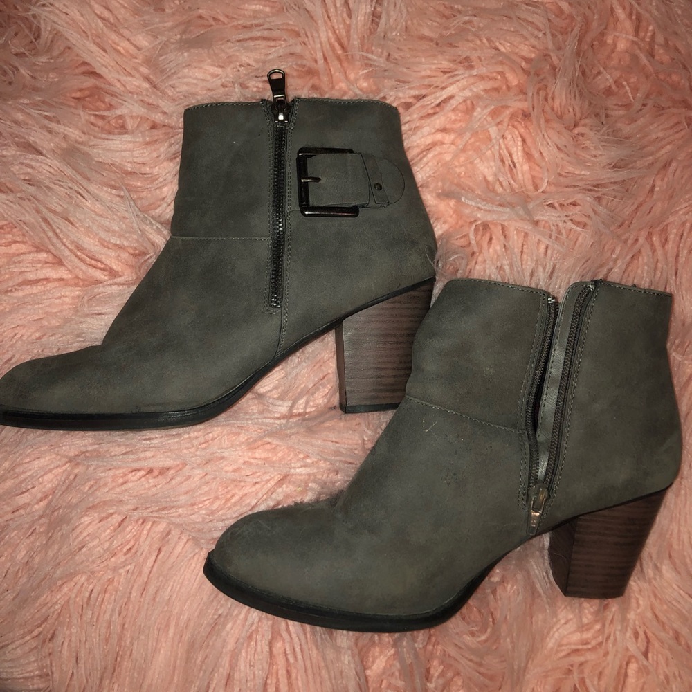 Sz 10 ankle boot grey